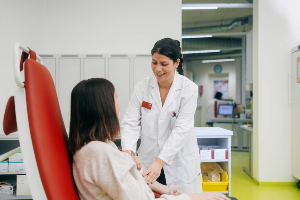 Nahe Beziehung zwischen Pfleger und Patientin im Labor Salamin